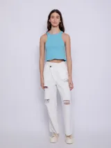 Top celeste de tela texturada, sin mangas y con cuello redondo.