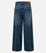 Pantalón de jean con corte super wide leg y tiro medio. Presenta un lavado uniforme con efecto levemente marcado, cintura con pasantes, cierre frontal con botón y cremallera, y bolsillos funcionales. Incluye remaches metálicos decorativos en forma de corazón.