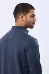 Buzo tejido de lana con cuello alto y medio cierre metálico frontal. Presenta puños y ruedo acanalados, con logo bordado en el pecho.