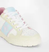 Zapatillas deportivas Chiara Ferragni de cuero blanco con detalles en celeste y rosa. Presentan el logo de la marca en el lateral y cordones blancos.