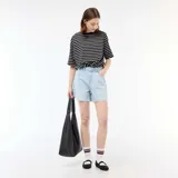 Short de denim celeste claro de tiro alto, con diseño clásico de cinco bolsillos y terminación desmechada en las piernas.