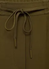 Pantalón fluido verde militar, de corte recto con cintura elástica y cordón ajustable. Cuenta con dos bolsillos laterales.