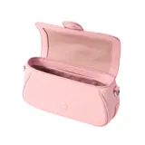 Bolso de hombro Marc Jacobs modelo The Clover, confeccionado en piel suave color rosa. Presenta una silueta redondeada con ribetes ornamentales, cierre magnético y el sello J Marc en el frente. Incluye correa de piel extraíble y correa de cadena.