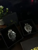 Reloj Casio Quartz con caja cuadrada plateada, esfera negra y correa de acero inoxidable plateada. Incluye fechador.