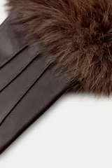 Guantes cortos de cuero sintético color marrón oscuro, con costuras decorativas en el dorso y detalle de puño con aplicación de pelo sintético a tono.