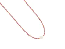 Collar corto de acero dorado con piedras naturales rosas, cuentas doradas y una perla blanca central.