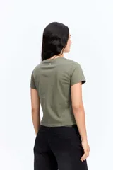 Remera de algodón color crema con estampa frontal de dos copas de cóctel en color bordó.