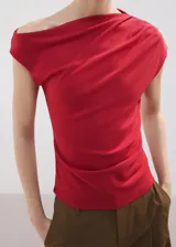 Camiseta roja de mezcla de algodón, modal y elastano, con diseño asimétrico y detalles fruncidos en el escote y el hombro, de manga corta y corte recto.