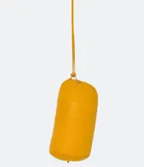 Campera ultraliviana de poliamida color gris claro, con cuello alto y cierre delantero.