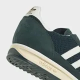 Championes Adidas SL 72 RS de estilo retro, color verde oscuro con las icónicas tres tiras laterales en blanco. Presentan una combinación de tejido de punto y refuerzos de gamuza, con mediasuela en tono crema y suela de goma dentada.
