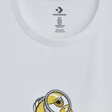 Remera blanca de manga corta y ajuste estándar, con diseño gráfico de un Minion en el centro del pecho.