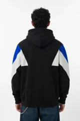 Hoodie oversize de algodón, con diseño de paneles en color negro, blanco y azul en hombros y mangas. Presenta capucha con cordones ajustables, bolsillo frontal tipo canguro y logo bordado en el pecho.