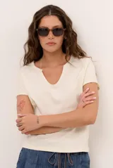 Remera de manga corta color beige, con escote en V y diseño básico ajustado al cuerpo.
