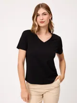 Remera básica de manga corta y cuello en V, de color negro, con un pequeño detalle bordado en el pecho.