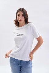 Remera de manga corta color blanco, con cuello redondo y estampa frontal con la frase 'step into endless summer'.