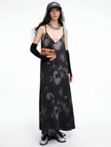 Vestido largo de breteles finos con escote en V, confeccionado en lyocell con estampa orgánica efecto lavado. Presenta una silueta levemente evasé con caída recta y fluida.