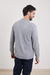 Cardigan de punto con escote en V, cierre frontal con botones y mangas largas. Presenta un diseño clásico con acabado suave al tacto.