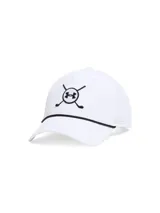 Gorra deportiva Under Armour de diseño estructurado con panel frontal, visera precurvada y detalle de cordón negro. Presenta paneles laterales perforados para mayor transpirabilidad y logo bordado en el frente con diseño de palos de golf cruzados.