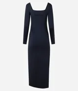 Vestido midi de manga larga con escote cuadrado, confeccionado en microfibra de poliamida y elastano. Presenta un diseño ajustado al cuerpo con una abertura lateral en el ruedo.