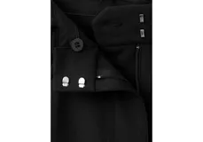 Pantalón de vestir negro de corte recto y tiro alto, con diseño sastre y perneras amplias.