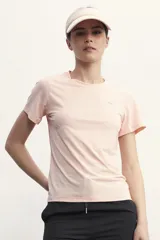 Remera deportiva de manga corta, color lila pálido, con cuello redondo y ajuste al cuerpo. Presenta una textura sutilmente rayada o con micro-tejido visible.