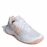 Championes deportivos Adidas modelo Game Court 2, diseñados para tenis, en color blanco con detalles en rosado suave. Presentan una estructura de malla transpirable con refuerzos sintéticos y suela de goma con patrón de agarre.