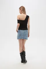 Minifalda de jean azul con tachas plateadas.