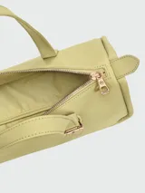 Bolso de mano tipo shoulder bag de la marca Longchamp, confeccionado en cuero liso color marrón oscuro. Presenta una estructura rectangular, doble asa de hombro con hebillas metálicas y cierre superior.