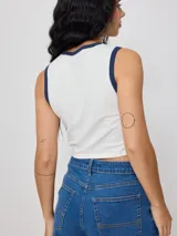 Musculosa crop de algodón elastizado color rojo, con ribetes blancos en el cuello y las sisas, y un parche bordado frontal con el logo de la marca Rusty Shop.