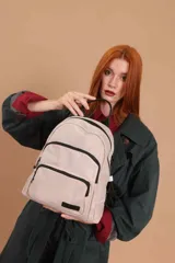 Mochila urbana de diseño funcional, color negro, confeccionada en nylon impermeable. Cuenta con un compartimento principal amplio, un bolsillo frontal adicional con cierre y correas ajustables con detalle de marca.