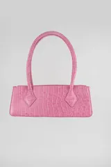 Cartera tipo baguette color negro con textura efecto cocodrilo, diseño alargado, doble asa de mano y cierre superior.