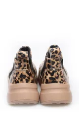 Zapato deportivo sin cordones con estampado de leopardo y elásticos laterales.
