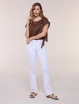 Pantalón jean de tiro medio y calce bootcut color blanco, confeccionado en denim elastizado con visibles pespuntes decorativos a contraste en pretina, bolsillos frontales y traseros. Presenta bolsillos posteriores con botón metálico y cierre frontal con cremallera y botón.