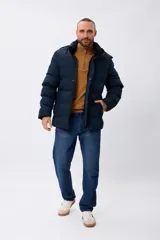 Jean de corte regular fit con tiro medio, confeccionado en denim de lavado oscuro con efecto localizado. Cuenta con diseño de cinco bolsillos, cierre frontal con cremallera y botón.