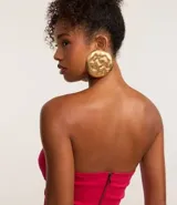 Blusa corsetada color fucsia, con escote strapless, confeccionada en bengalina con viscosa certificada, recortes delanteros y cierre en la espalda por cierre track contrastante.