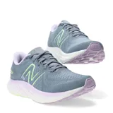 Championes grises de running New Balance modelo Fresh Foam X EVOZ V3, con detalles en verde lima y lila.