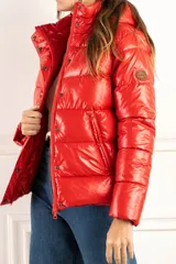 Campera puffer roja con capucha, calce al cuerpo y terminación engomada.