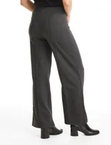 Pantalón de corte wide leg con diseño de espiga, tiro alto y pretina elástica interna. Presenta costuras verticales pespunteadas en el frente y en la parte trasera de cada pierna.