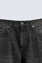Jeans de hombre, corte balloon fit, tiro medio, confeccionados en denim rígido de algodón. Presentan un efecto lavado con un marcado degradado vertical, cinco bolsillos y cierre frontal con cremallera y botón.