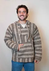 Buzo tejido con capucha, de corte holgado y diseño a rayas horizontales en tonos beige y marrón.