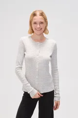 Cardigan de algodón color gris melange, con cuello redondo, cierre frontal con botones y mangas largas.