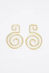 Aros colgantes de metal dorado con forma de espiral.