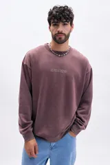 Buzo deportivo color bordó con efecto lavado, manga raglán y estampado frontal con la palabra "Brooklyn" en blanco.