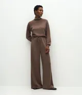 Pantalón recto color marrón de corte amplio, con cintura elástica ajustable mediante lazo y diseño fluido.