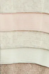 Pack de cinco pares de medias tobilleras en punto acanalado suave, con borde superior elástico. Incluye tonos neutros como beige, crudo, marfil, rosado claro y avena.