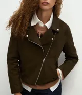 Campera estilo biker de gamuza sintética color verde militar, con cierre frontal asimétrico, cuello con solapas y botones de presión metálicos.