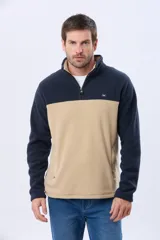 Buzo polar bicolor de hombre, con diseño en negro en la parte superior y gris en la inferior. Cuenta con cuello alto, cierre frontal medio y bolsillos laterales con cierre.