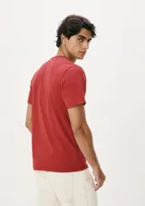 Camiseta celeste de corte slim, cuello redondo y manga corta.