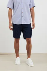 Bermuda cargo color azul marino, con seis bolsillos y confeccionada en tejido de algodón con elastano.