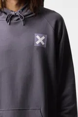 Buzo hoodie gris con logo estampado en el pecho.